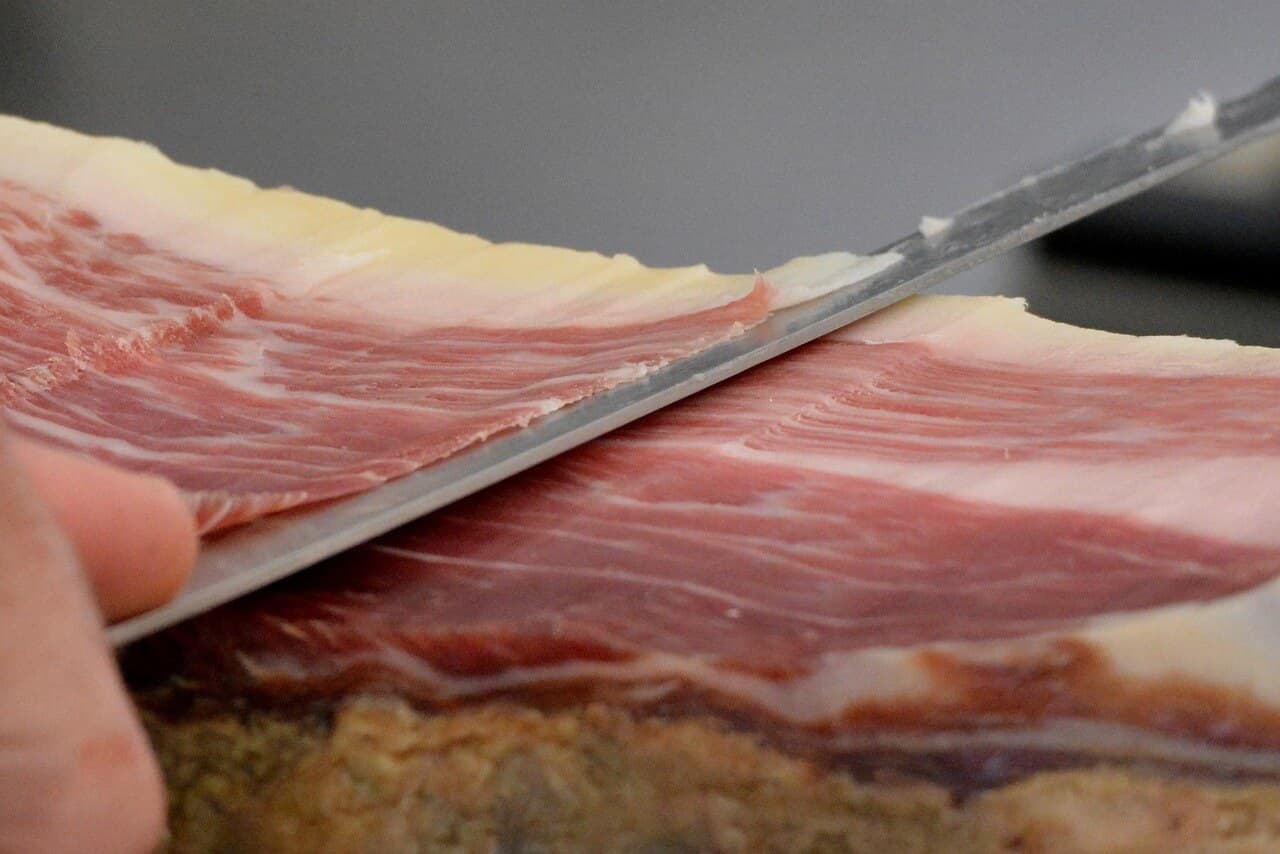 L'Art de Couper le Jambon Ibérique : Guide Complet pour une Coupe Parfaite